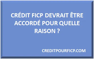 Emprunteuse présentant son budget et ses justificatifs à un conseiller en agence